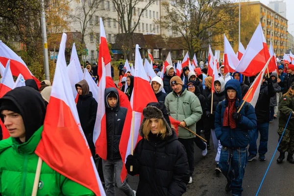 Wroclaw, Polonya - 11 Kasım 2024: Wroclaw 'da Neşeli Bağımsızlık Günü Yürüyüşü, Polonya Bayrakları, Öğrencileri ve 11 Kasım' ı Kutlayan Ailelerle Vatanseverlik Yürüyüşü