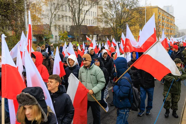Wroclaw, Polonya - 11 Kasım 2024: Wroclaw 'da Neşeli Bağımsızlık Günü Yürüyüşü, Polonya Bayrakları, Öğrencileri ve 11 Kasım' ı Kutlayan Ailelerle Vatanseverlik Yürüyüşü