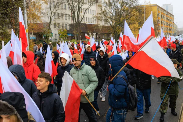 Wroclaw, Polonya - 11 Kasım 2024: Wroclaw 'da Neşeli Bağımsızlık Günü Yürüyüşü, Polonya Bayrakları, Öğrencileri ve 11 Kasım' ı Kutlayan Ailelerle Vatanseverlik Yürüyüşü