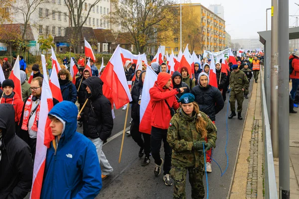 Wroclaw, Polonya - 11 Kasım 2024: Wroclaw 'da Neşeli Bağımsızlık Günü Yürüyüşü, Polonya Bayrakları, Öğrencileri ve 11 Kasım' ı Kutlayan Ailelerle Vatanseverlik Yürüyüşü