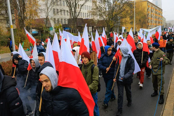 Wroclaw, Polonya - 11 Kasım 2024: Wroclaw 'da Neşeli Bağımsızlık Günü Yürüyüşü, Polonya Bayrakları, Öğrencileri ve 11 Kasım' ı Kutlayan Ailelerle Vatanseverlik Yürüyüşü