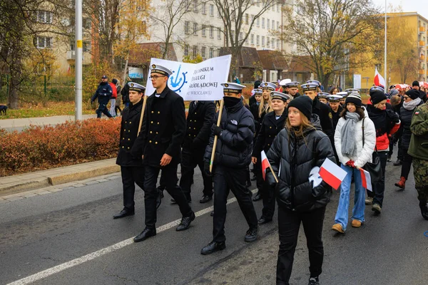 Wroclaw, Polonya - 11 Kasım 2024: Wroclaw 'da Neşeli Bağımsızlık Günü Yürüyüşü, Polonya Bayrakları, Öğrencileri ve 11 Kasım' ı Kutlayan Ailelerle Vatanseverlik Yürüyüşü