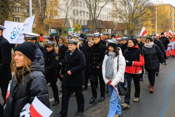 Wroclaw, Polonya - 11 Kasım 2024: Wroclaw 'da Neşeli Bağımsızlık Günü Yürüyüşü, Polonya Bayrakları, Öğrencileri ve 11 Kasım' ı Kutlayan Ailelerle Vatanseverlik Yürüyüşü