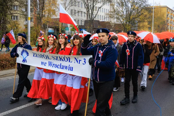 Wroclaw, Polonya - 11 Kasım 2024: Wroclaw 'da Neşeli Bağımsızlık Günü Yürüyüşü, Polonya Bayrakları, Öğrencileri ve 11 Kasım' ı Kutlayan Ailelerle Vatanseverlik Yürüyüşü