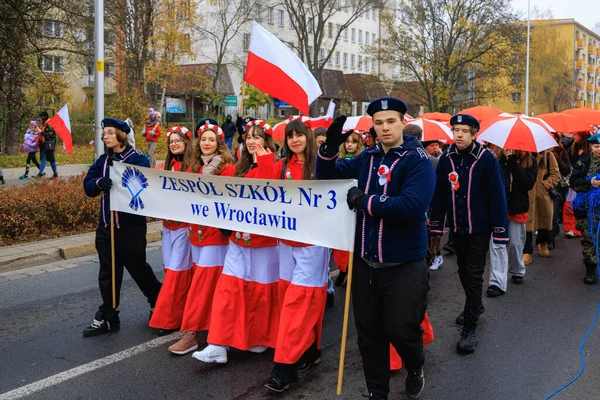 Wroclaw, Polonya - 11 Kasım 2024: Wroclaw 'da Neşeli Bağımsızlık Günü Yürüyüşü, Polonya Bayrakları, Öğrencileri ve 11 Kasım' ı Kutlayan Ailelerle Vatanseverlik Yürüyüşü