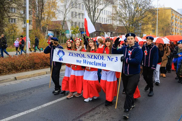 Wroclaw, Polonya - 11 Kasım 2024: Wroclaw 'da Neşeli Bağımsızlık Günü Yürüyüşü, Polonya Bayrakları, Öğrencileri ve 11 Kasım' ı Kutlayan Ailelerle Vatanseverlik Yürüyüşü