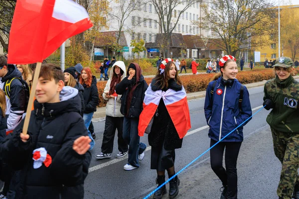 Wroclaw, Polonya - 11 Kasım 2024: Wroclaw 'da Neşeli Bağımsızlık Günü Yürüyüşü, Polonya Bayrakları, Öğrencileri ve 11 Kasım' ı Kutlayan Ailelerle Vatanseverlik Yürüyüşü
