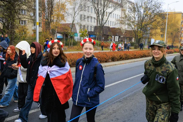 Wroclaw, Polonya - 11 Kasım 2024: Wroclaw 'da Neşeli Bağımsızlık Günü Yürüyüşü, Polonya Bayrakları, Öğrencileri ve 11 Kasım' ı Kutlayan Ailelerle Vatanseverlik Yürüyüşü