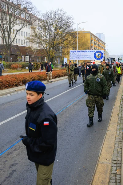 Wroclaw, Polonya - 11 Kasım 2024: Wroclaw 'da Neşeli Bağımsızlık Günü Yürüyüşü, Polonya Bayrakları, Öğrencileri ve 11 Kasım' ı Kutlayan Ailelerle Vatanseverlik Yürüyüşü