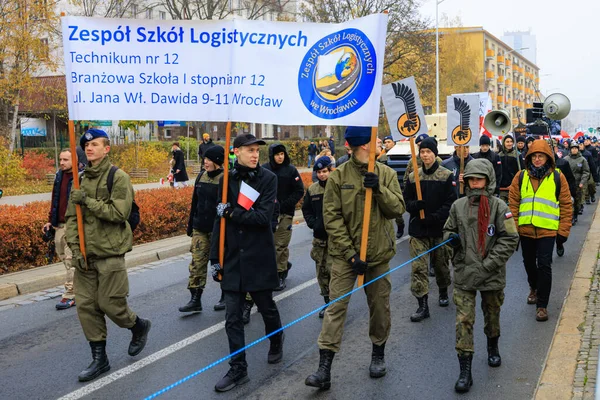 Wroclaw, Polonya - 11 Kasım 2024: Wroclaw 'da Neşeli Bağımsızlık Günü Yürüyüşü, Polonya Bayrakları, Öğrencileri ve 11 Kasım' ı Kutlayan Ailelerle Vatanseverlik Yürüyüşü