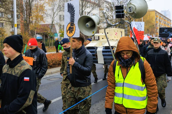 Wroclaw, Polonya - 11 Kasım 2024: Wroclaw 'da Neşeli Bağımsızlık Günü Yürüyüşü, Polonya Bayrakları, Öğrencileri ve 11 Kasım' ı Kutlayan Ailelerle Vatanseverlik Yürüyüşü