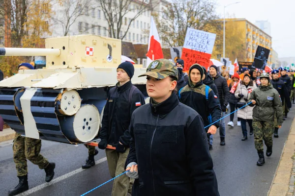 Wroclaw, Polonya - 11 Kasım 2024: Wroclaw 'da Neşeli Bağımsızlık Günü Yürüyüşü, Polonya Bayrakları, Öğrencileri ve 11 Kasım' ı Kutlayan Ailelerle Vatanseverlik Yürüyüşü