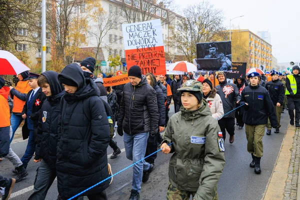 Wroclaw, Polonya - 11 Kasım 2024: Wroclaw 'da Neşeli Bağımsızlık Günü Yürüyüşü, Polonya Bayrakları, Öğrencileri ve 11 Kasım' ı Kutlayan Ailelerle Vatanseverlik Yürüyüşü