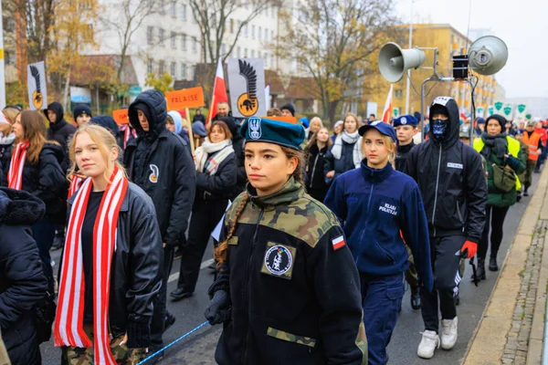 Wroclaw, Polonya - 11 Kasım 2024: Wroclaw 'da Neşeli Bağımsızlık Günü Yürüyüşü, Polonya Bayrakları, Öğrencileri ve 11 Kasım' ı Kutlayan Ailelerle Vatanseverlik Yürüyüşü