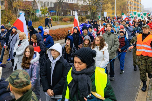 Wroclaw, Polonya - 11 Kasım 2024: Wroclaw 'da Neşeli Bağımsızlık Günü Yürüyüşü, Polonya Bayrakları, Öğrencileri ve 11 Kasım' ı Kutlayan Ailelerle Vatanseverlik Yürüyüşü