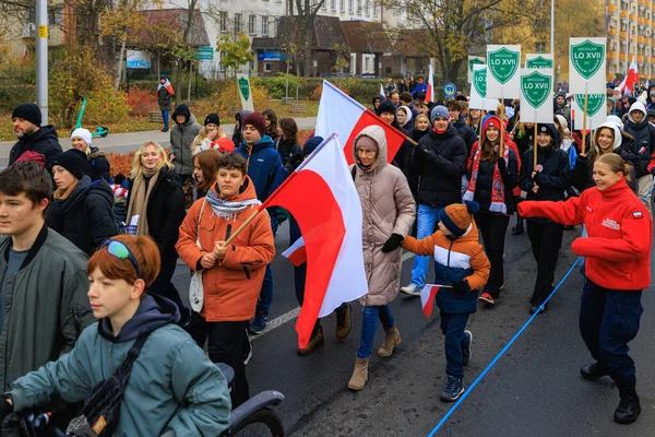 Wroclaw, Polonya - 11 Kasım 2024: Wroclaw 'da Neşeli Bağımsızlık Günü Yürüyüşü, Polonya Bayrakları, Öğrencileri ve 11 Kasım' ı Kutlayan Ailelerle Vatanseverlik Yürüyüşü