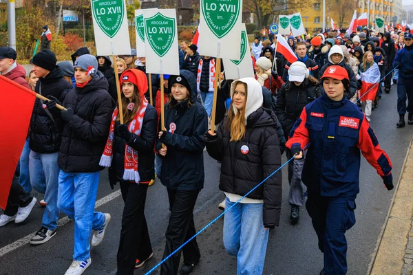 Wroclaw, Polonya - 11 Kasım 2024: Wroclaw 'da Neşeli Bağımsızlık Günü Yürüyüşü, Polonya Bayrakları, Öğrencileri ve 11 Kasım' ı Kutlayan Ailelerle Vatanseverlik Yürüyüşü