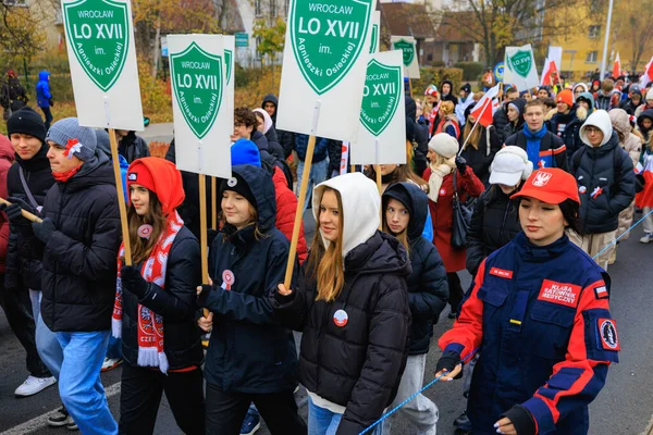 Wroclaw, Polonya - 11 Kasım 2024: Wroclaw 'da Neşeli Bağımsızlık Günü Yürüyüşü, Polonya Bayrakları, Öğrencileri ve 11 Kasım' ı Kutlayan Ailelerle Vatanseverlik Yürüyüşü