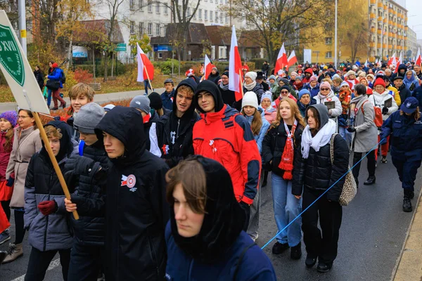 Wroclaw, Polonya - 11 Kasım 2024: Wroclaw 'da Neşeli Bağımsızlık Günü Yürüyüşü, Polonya Bayrakları, Öğrencileri ve 11 Kasım' ı Kutlayan Ailelerle Vatanseverlik Yürüyüşü