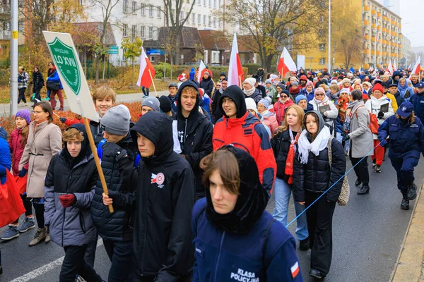 Wroclaw, Polonya - 11 Kasım 2024: Wroclaw 'da Neşeli Bağımsızlık Günü Yürüyüşü, Polonya Bayrakları, Öğrencileri ve 11 Kasım' ı Kutlayan Ailelerle Vatanseverlik Yürüyüşü