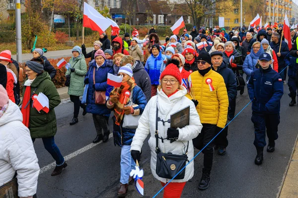 Wroclaw, Polonya - 11 Kasım 2024: Wroclaw 'da Neşeli Bağımsızlık Günü Yürüyüşü, Polonya Bayrakları, Öğrencileri ve 11 Kasım' ı Kutlayan Ailelerle Vatanseverlik Yürüyüşü