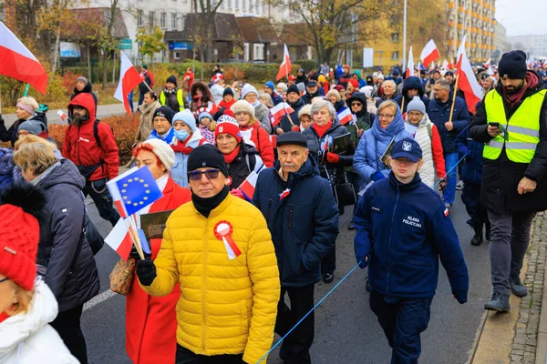 Wroclaw, Polonya - 11 Kasım 2024: Wroclaw 'da Neşeli Bağımsızlık Günü Yürüyüşü, Polonya Bayrakları, Öğrencileri ve 11 Kasım' ı Kutlayan Ailelerle Vatanseverlik Yürüyüşü