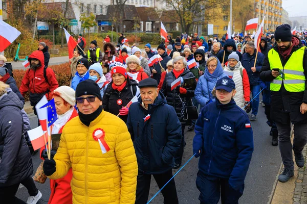 Wroclaw, Polonya - 11 Kasım 2024: Wroclaw 'da Neşeli Bağımsızlık Günü Yürüyüşü, Polonya Bayrakları, Öğrencileri ve 11 Kasım' ı Kutlayan Ailelerle Vatanseverlik Yürüyüşü