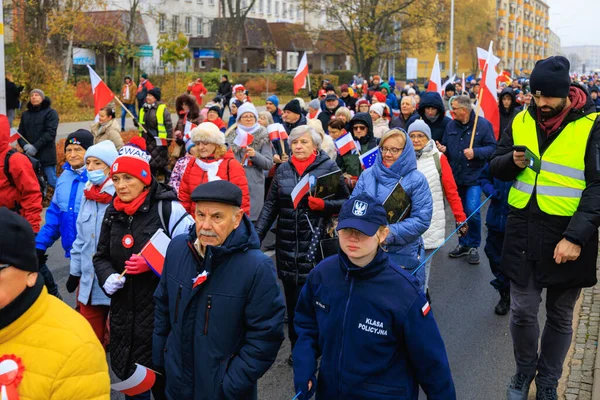 Wroclaw, Polonya - 11 Kasım 2024: Wroclaw 'da Neşeli Bağımsızlık Günü Yürüyüşü, Polonya Bayrakları, Öğrencileri ve 11 Kasım' ı Kutlayan Ailelerle Vatanseverlik Yürüyüşü