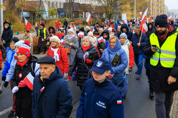 Wroclaw, Polonya - 11 Kasım 2024: Wroclaw 'da Neşeli Bağımsızlık Günü Yürüyüşü, Polonya Bayrakları, Öğrencileri ve 11 Kasım' ı Kutlayan Ailelerle Vatanseverlik Yürüyüşü
