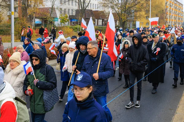 Wroclaw, Polonya - 11 Kasım 2024: Wroclaw 'da Neşeli Bağımsızlık Günü Yürüyüşü, Polonya Bayrakları, Öğrencileri ve 11 Kasım' ı Kutlayan Ailelerle Vatanseverlik Yürüyüşü