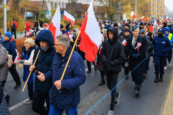 Wroclaw, Polonya - 11 Kasım 2024: Wroclaw 'da Neşeli Bağımsızlık Günü Yürüyüşü, Polonya Bayrakları, Öğrencileri ve 11 Kasım' ı Kutlayan Ailelerle Vatanseverlik Yürüyüşü