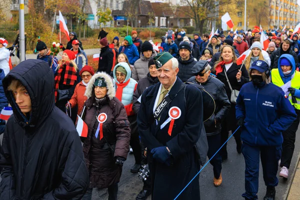 Wroclaw, Polonya - 11 Kasım 2024: Wroclaw 'da Neşeli Bağımsızlık Günü Yürüyüşü, Polonya Bayrakları, Öğrencileri ve 11 Kasım' ı Kutlayan Ailelerle Vatanseverlik Yürüyüşü