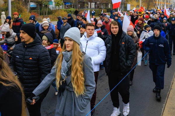 Wroclaw, Polonya - 11 Kasım 2024: Wroclaw 'da Neşeli Bağımsızlık Günü Yürüyüşü, Polonya Bayrakları, Öğrencileri ve 11 Kasım' ı Kutlayan Ailelerle Vatanseverlik Yürüyüşü