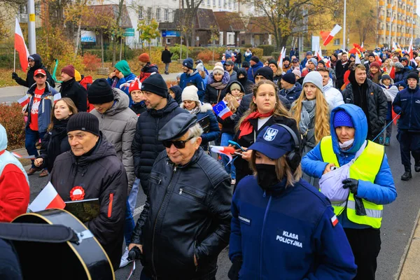 Wroclaw, Polonya - 11 Kasım 2024: Wroclaw 'da Neşeli Bağımsızlık Günü Yürüyüşü, Polonya Bayrakları, Öğrencileri ve 11 Kasım' ı Kutlayan Ailelerle Vatanseverlik Yürüyüşü