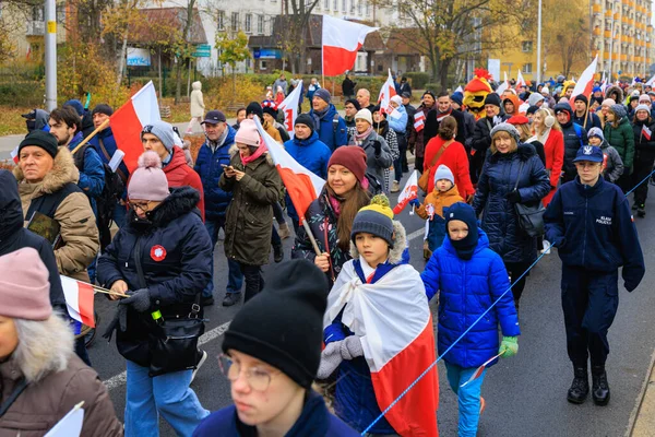 Wroclaw, Polonya - 11 Kasım 2024: Wroclaw 'da Neşeli Bağımsızlık Günü Yürüyüşü, Polonya Bayrakları, Öğrencileri ve 11 Kasım' ı Kutlayan Ailelerle Vatanseverlik Yürüyüşü