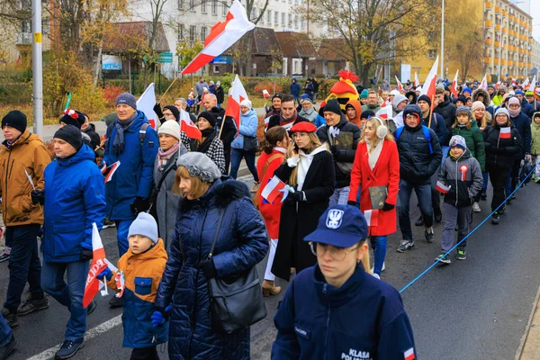 Wroclaw, Polonya - 11 Kasım 2024: Wroclaw 'da Neşeli Bağımsızlık Günü Yürüyüşü, Polonya Bayrakları, Öğrencileri ve 11 Kasım' ı Kutlayan Ailelerle Vatanseverlik Yürüyüşü