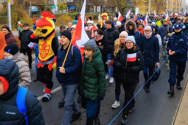 Wroclaw, Polonya - 11 Kasım 2024: Wroclaw 'da Neşeli Bağımsızlık Günü Yürüyüşü, Polonya Bayrakları, Öğrencileri ve 11 Kasım' ı Kutlayan Ailelerle Vatanseverlik Yürüyüşü