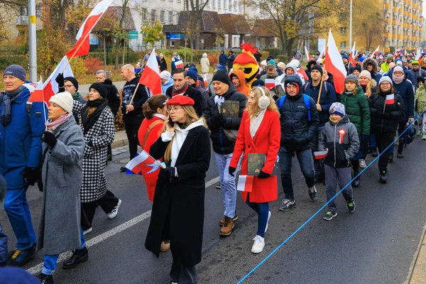 Wroclaw, Polonya - 11 Kasım 2024: Wroclaw 'da Neşeli Bağımsızlık Günü Yürüyüşü, Polonya Bayrakları, Öğrencileri ve 11 Kasım' ı Kutlayan Ailelerle Vatanseverlik Yürüyüşü