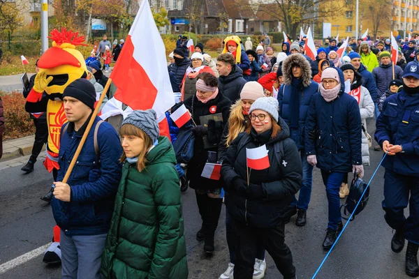 Wroclaw, Polonya - 11 Kasım 2024: Wroclaw 'da Neşeli Bağımsızlık Günü Yürüyüşü, Polonya Bayrakları, Öğrencileri ve 11 Kasım' ı Kutlayan Ailelerle Vatanseverlik Yürüyüşü