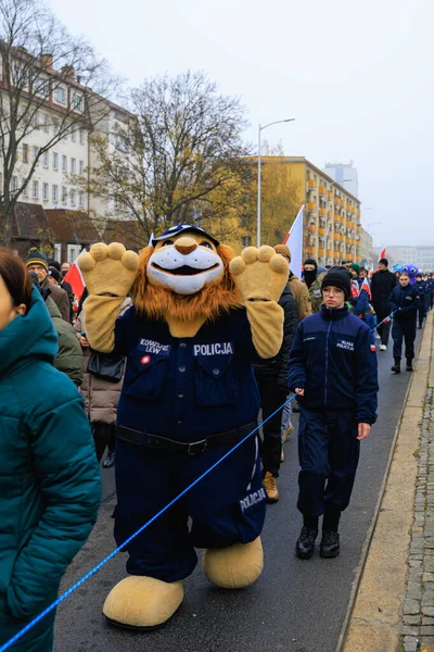 Wroclaw, Polonya - 11 Kasım 2024: Wroclaw 'da Neşeli Bağımsızlık Günü Yürüyüşü, Polonya Bayrakları, Öğrencileri ve 11 Kasım' ı Kutlayan Ailelerle Vatanseverlik Yürüyüşü