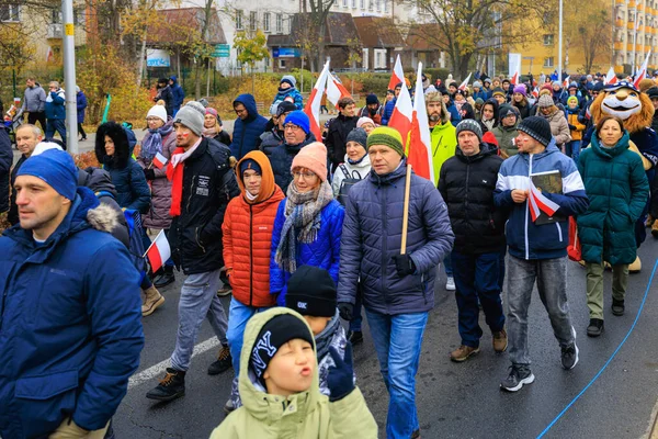 Wroclaw, Polonya - 11 Kasım 2024: Wroclaw 'da Neşeli Bağımsızlık Günü Yürüyüşü, Polonya Bayrakları, Öğrencileri ve 11 Kasım' ı Kutlayan Ailelerle Vatanseverlik Yürüyüşü