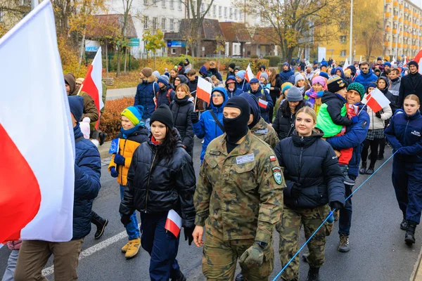 Wroclaw, Polonya - 11 Kasım 2024: Wroclaw 'da Neşeli Bağımsızlık Günü Yürüyüşü, Polonya Bayrakları, Öğrencileri ve 11 Kasım' ı Kutlayan Ailelerle Vatanseverlik Yürüyüşü