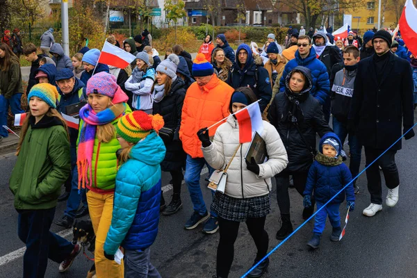 Wroclaw, Polonya - 11 Kasım 2024: Wroclaw 'da Neşeli Bağımsızlık Günü Yürüyüşü, Polonya Bayrakları, Öğrencileri ve 11 Kasım' ı Kutlayan Ailelerle Vatanseverlik Yürüyüşü