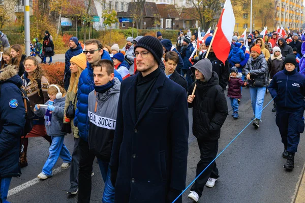 Wroclaw, Polonya - 11 Kasım 2024: Wroclaw 'da Neşeli Bağımsızlık Günü Yürüyüşü, Polonya Bayrakları, Öğrencileri ve 11 Kasım' ı Kutlayan Ailelerle Vatanseverlik Yürüyüşü