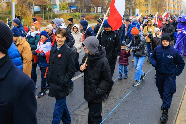 Wroclaw, Polonya - 11 Kasım 2024: Wroclaw 'da Neşeli Bağımsızlık Günü Yürüyüşü, Polonya Bayrakları, Öğrencileri ve 11 Kasım' ı Kutlayan Ailelerle Vatanseverlik Yürüyüşü