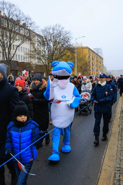 Wroclaw, Polonya - 11 Kasım 2024: Wroclaw 'da Neşeli Bağımsızlık Günü Yürüyüşü, Polonya Bayrakları, Öğrencileri ve 11 Kasım' ı Kutlayan Ailelerle Vatanseverlik Yürüyüşü