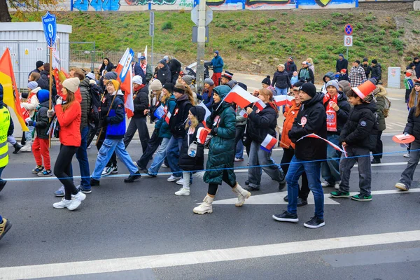 Wroclaw, Polonya - 11 Kasım 2024: Wroclaw 'da Neşeli Bağımsızlık Günü Yürüyüşü, Polonya Bayrakları, Öğrencileri ve 11 Kasım' ı Kutlayan Ailelerle Vatanseverlik Yürüyüşü