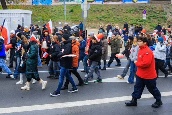 Wroclaw, Polonya - 11 Kasım 2024: Wroclaw 'da Neşeli Bağımsızlık Günü Yürüyüşü, Polonya Bayrakları, Öğrencileri ve 11 Kasım' ı Kutlayan Ailelerle Vatanseverlik Yürüyüşü