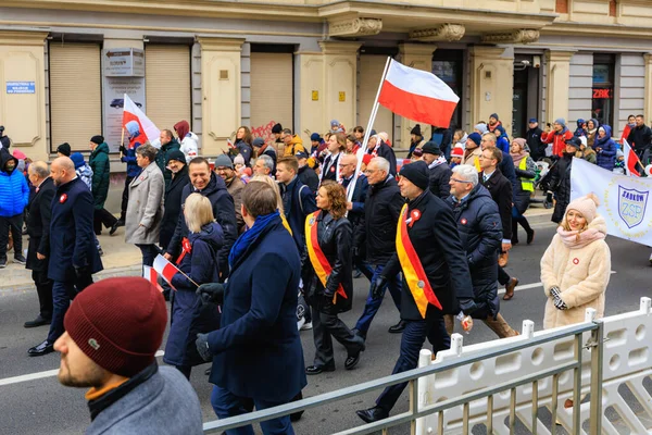 Wroclaw, Polonya - 11 Kasım 2024: Wroclaw 'da Neşeli Bağımsızlık Günü Yürüyüşü, Polonya Bayrakları, Öğrencileri ve 11 Kasım' ı Kutlayan Ailelerle Vatanseverlik Yürüyüşü