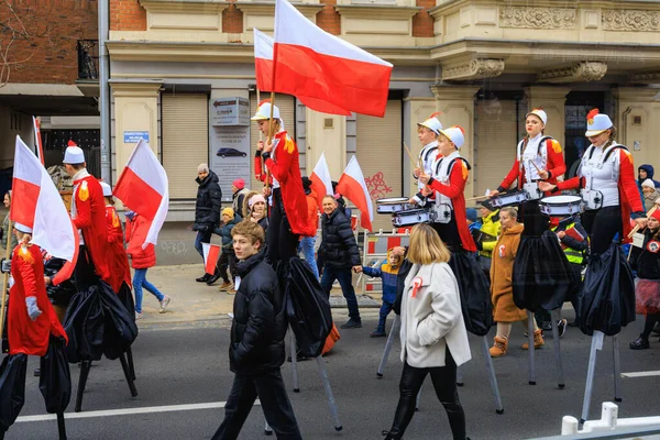 Wroclaw, Polonya - 11 Kasım 2024: Wroclaw 'da Neşeli Bağımsızlık Günü Yürüyüşü, Polonya Bayrakları, Öğrencileri ve 11 Kasım' ı Kutlayan Ailelerle Vatanseverlik Yürüyüşü